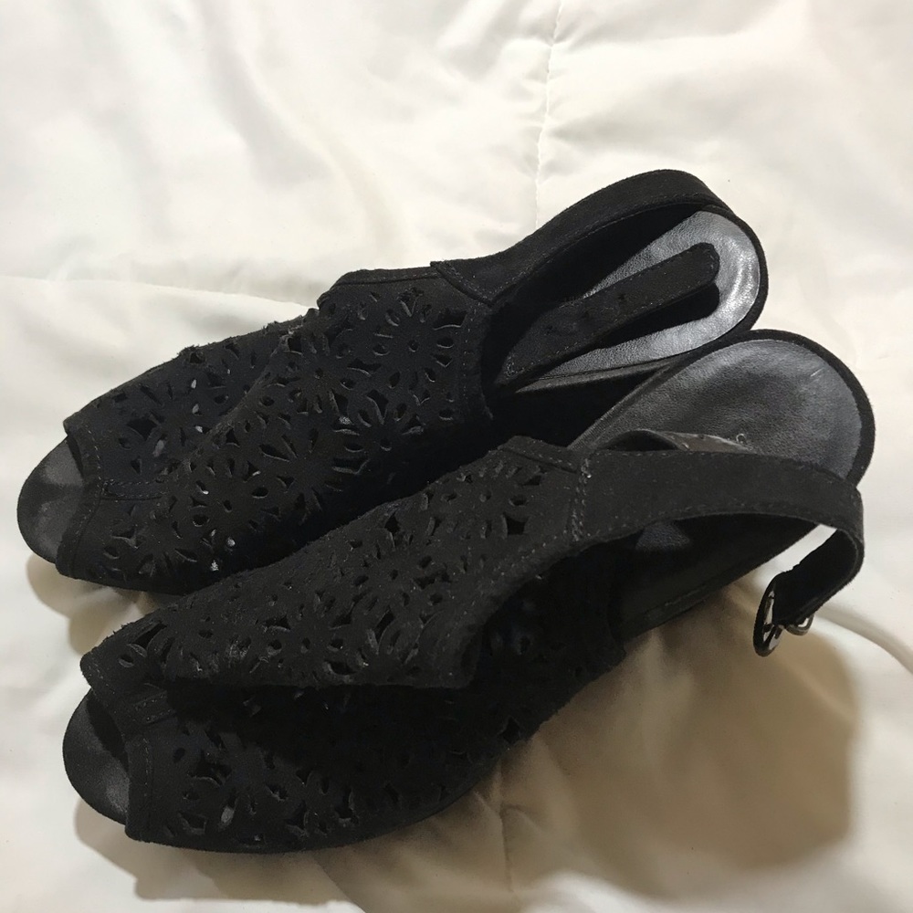 Black wedges